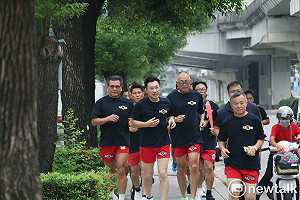 (影)軍人節冒雨跑4公里 江啟臣登記市長選舉 喊出台中隊全壘打
