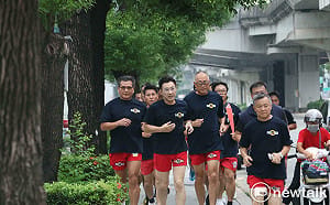 (影)軍人節冒雨跑4公里 江啟臣登記市長選舉 喊出台中隊全壘打