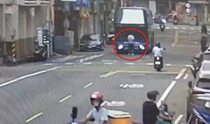 桃園男衝馬路肉身擋遊覽車！先遭撞還伸腳挑釁 網：缺錢缺很大