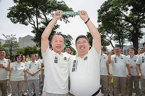 一棒接一棒！ 民進黨蔡易餘今在翁章梁陪同下登記參選嘉義縣長