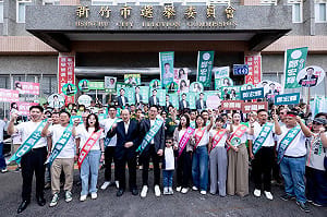 柯建銘還有太太都來！  民進黨新竹市長參選人莊競程今登記參選