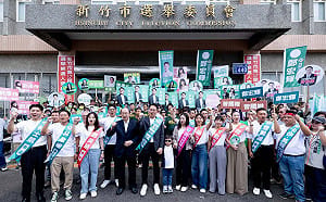 柯建銘還有太太都來！  民進黨新竹市長參選人莊競程今登記參選