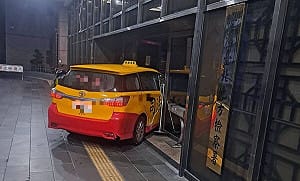 駕小黃衝撞北檢大門！事後臉書PO照：我在等屬於這塊土地的光