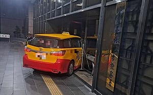 駕小黃衝撞北檢大門！事後臉書PO照：我在等屬於這塊土地的光