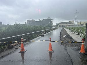 高雄連日豪雨　大寮區濃公路252巷道路裂縫封路