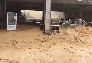 (影) 中國暴雨成災！福建河堤塌陷洪水灌村、南京水壩決堤、浙江山體滑坡