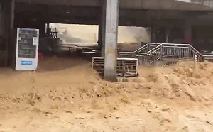 (影) 中國暴雨成災！福建河堤塌陷洪水灌村、南京水壩決堤、浙江山體滑坡
