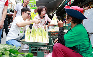 何欣純西屯市場拜票展親和力 忙選戰邊買菜充實冰箱