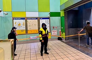 捷運新埔民生站發現不明背包  警封鎖現場移入防爆桶