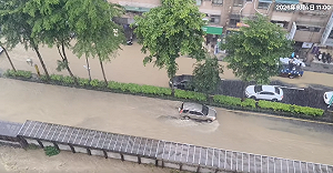 (影)滾滾泥沙水淹基隆市區！暖暖日雨量飆257毫米 南北積水對比網看傻
