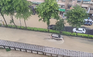 (影)滾滾泥沙水淹基隆市區！暖暖日雨量飆257毫米 南北積水對比網看傻