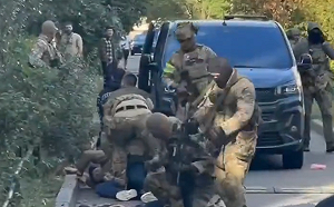 (影) 烏內鬨槍戰影片曝光! 兩特種單位基輔街頭交火 澤連斯基氣罵：絕對可恥