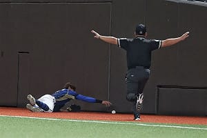 外野飛球裁判手勢混亂　曾豪駒也看不懂