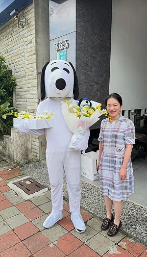 真人版史努比送暖！陳幸妤驚喜收花燦笑　再控2300萬教育基金未還