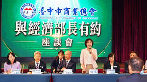 何欣純爭取中小微企業補助「吃得到」 龔明鑫承諾明年預算250億