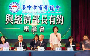 何欣純爭取中小微企業補助「吃得到」 龔明鑫承諾明年預算250億