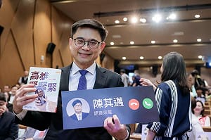 分享陳其邁新書三點讀後心得　賴瑞隆笑喊：麥克風越大支、電話還是要接！ 