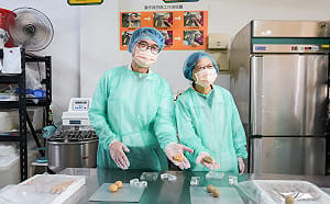體驗製餅支持庇護員工    賴瑞隆：讓台灣人的善意持續循環   