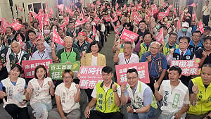 李四川冒雨掃街拜票　蘇巧慧邀紙風車表演搶親子票