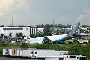 亞馬遜貨機邁阿密機場衝出跑道　撞上多輛車起火