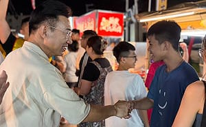 (影)江啟臣合體張清照掃清水夜市獲熱情餵食 拋雙港願景領航海線