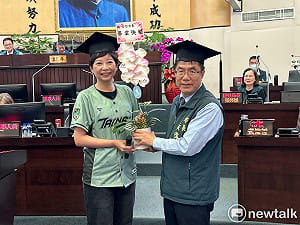 16年議員生涯最後一次總質詢　陳怡珍秀質詢資料盤點八大成果　與黃偉哲戴學士帽「一起畢業」