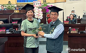 16年議員生涯最後一次總質詢　陳怡珍秀質詢資料盤點八大成果　與黃偉哲戴學士帽「一起畢業」
