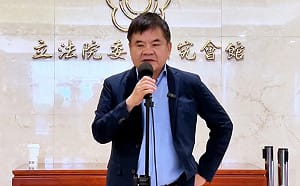 卓揆嘆不副署法案如《少林足球》守門員  莊瑞雄嗆在野：那些喊倒閣沒一個敢！