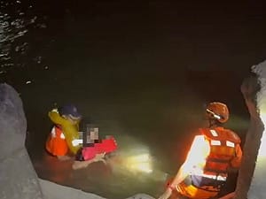 屏東母女鎮海沙灘戲水遇漲潮受困　攀消波塊獲救