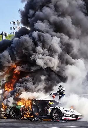 (影) China GT賽車大火！中人員丟救火器落跑 荷車手衝火場救人 被救英選手大哭 