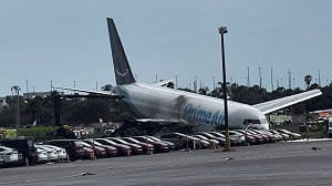 (影) 亞馬遜Prime Air貨機衝出邁阿密跑道起火！撞上2車釀至少5死5傷