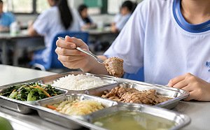 北市營養午餐驚傳食安疑雲！肉品飄異味　11名學生上吐下瀉