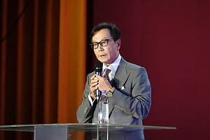 蔡明忠返東海勉新生做自己 校長張國恩直言別學AI秒解的事