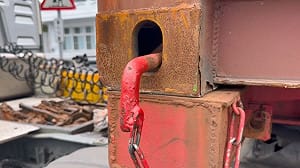 貨櫃車司機忘拔插銷　基隆港起重機連櫃帶人車吊起、幸無傷亡