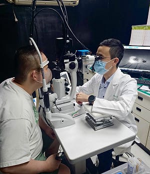 港男眼底「一顆痣」越長越大！來台一查竟是眼癌　治療結果曝光