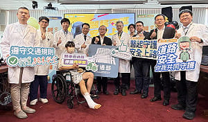 (影)急診室震撼數據曝光！交通部攜台中榮總提三守則 籲年輕騎士減速保命