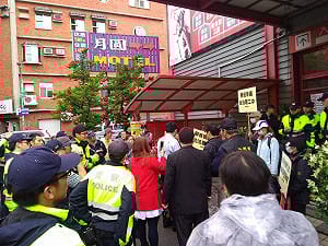 普來利工會新竹店前罷工  遭警方逮捕