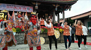 外國囝仔體驗成年禮 扮電音三太子轉大人