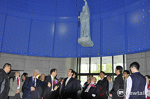 廣達梁次震捐贈八億  台大宇宙館揭幕