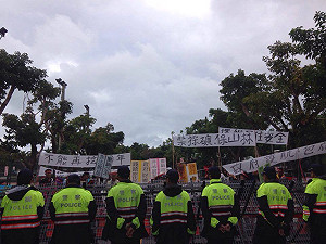 反亞泥成員突破重圍遞交陳情書　賴揆急喊「不要跪」