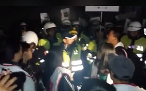 大觀自救會閣揆官邸抗議爆推擠  1女送醫2警傷