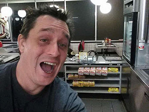 鬆餅屋員工打瞌睡 客人下廚影片瘋傳