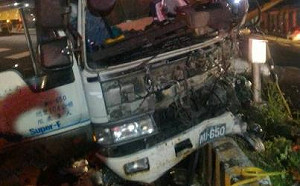 開車開上分隔島 貨車駕駛自撞多處骨折