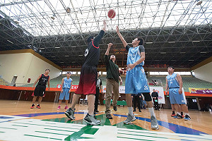 市長盃籃球賽開打 林右昌：積極改善體育館環境