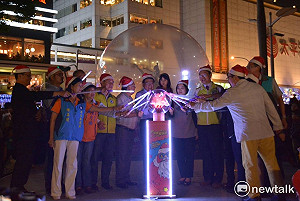 北歐風情現南國 屏東點亮耶誕水晶球