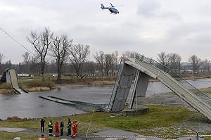 布拉格天橋突倒塌 至少4人墜河2重傷