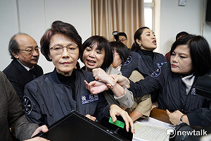 黃昭順口誤過勞「鼠」 與何欣純爆扭打