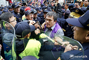 勞團佔群賢樓門口企圖衝進立院  警民爆第二波衝突