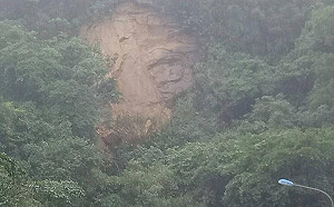 基隆連日雨不停 凌晨又現巨石崩落