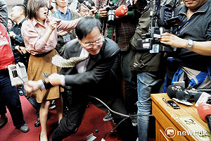 綠提停止討論 藍委鄭天財暴怒砸碎計時器